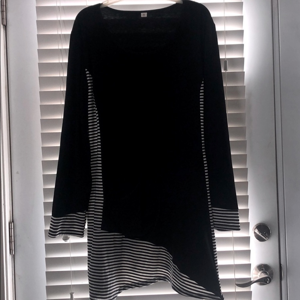 Black and white asymmetrical pattern Tunic